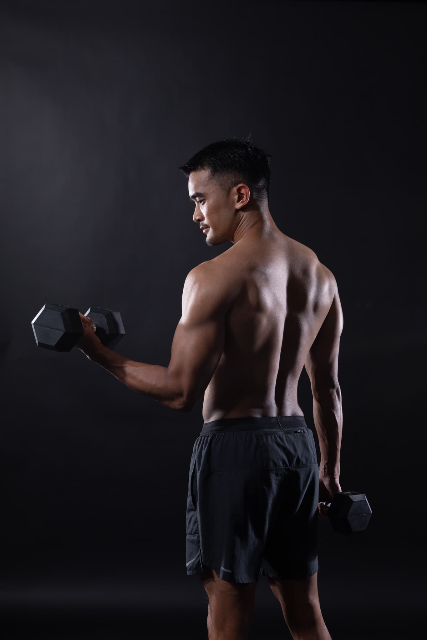 นักกีฬาเวทเทรนนิ่งในสตูดิโอ